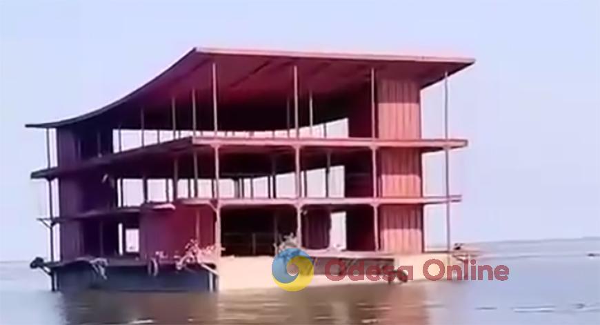 Одеса: до берега прибило триповерхову споруду, що припливла з Херсону (відеофакт)