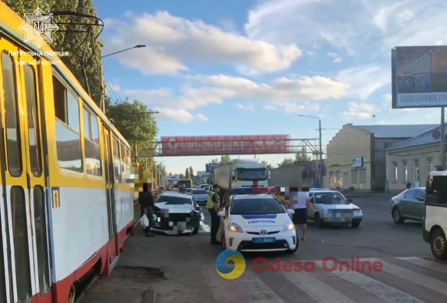 Трое пострадавших: на Николаевской дороге Infiniti «догнал» маршрутку