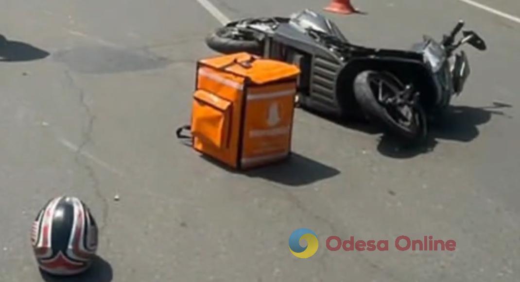 В Одессе на улице Левитана парень на электроскутере попал под Audi