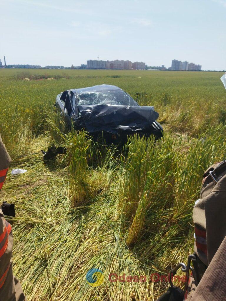 Возле Черноморска произошло ДТП: одна из машин вылетела в поле