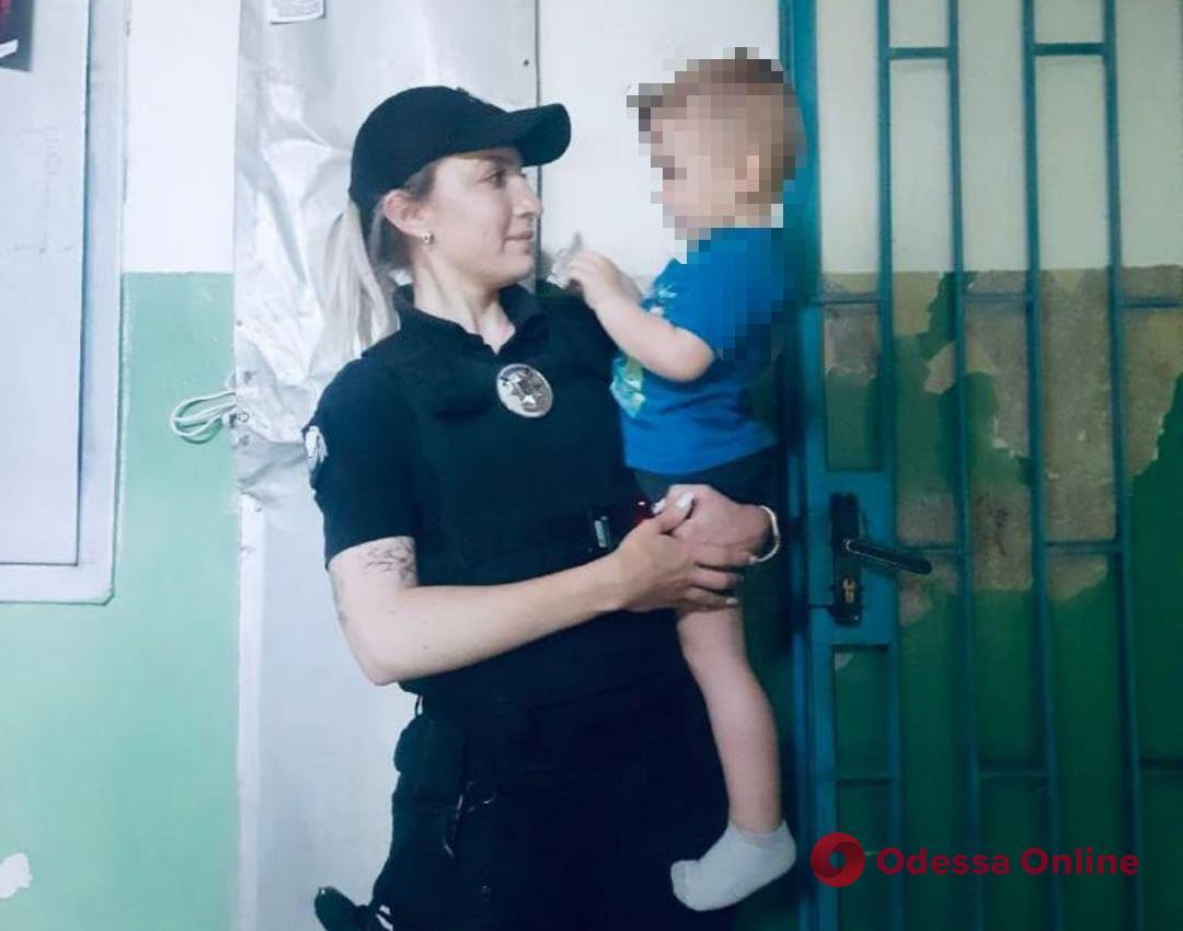 В Одессе патрульные вернули матери ребенка, которого оставили на улице без присмотра