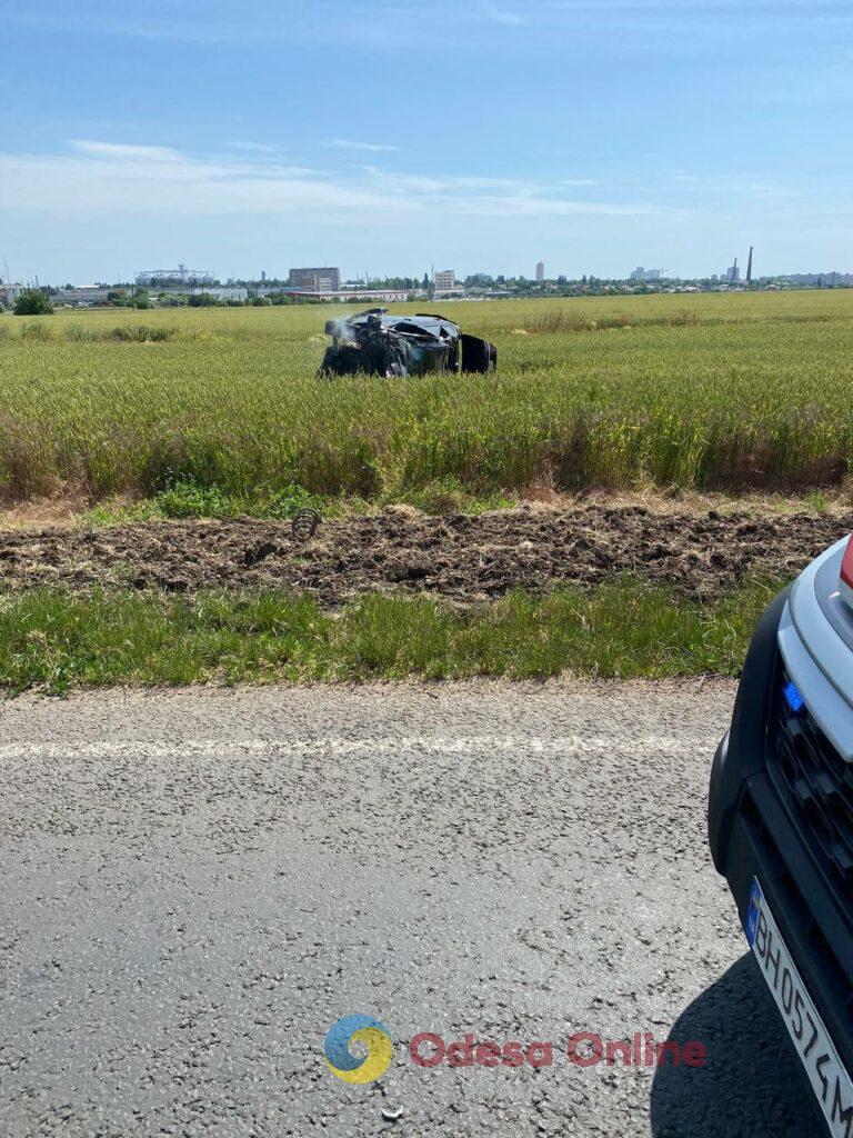 Возле Черноморска произошло ДТП: одна из машин вылетела в поле