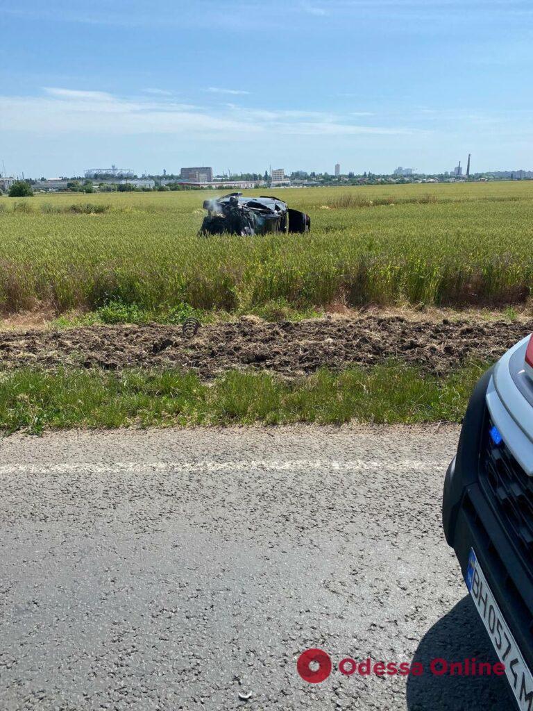 Біля Чорноморська сталася ДТП: одна з автівок вилетіла у поле (фото)