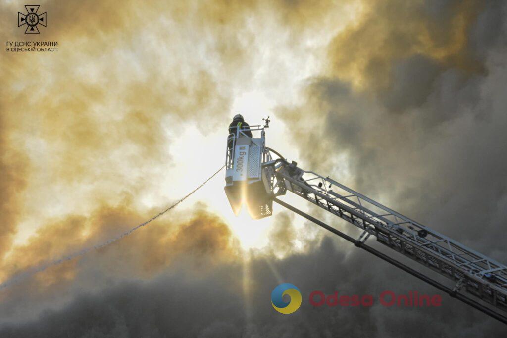 Масштабный пожар в Одессе: на Пересыпи загорелось здание завода (фото, видео)