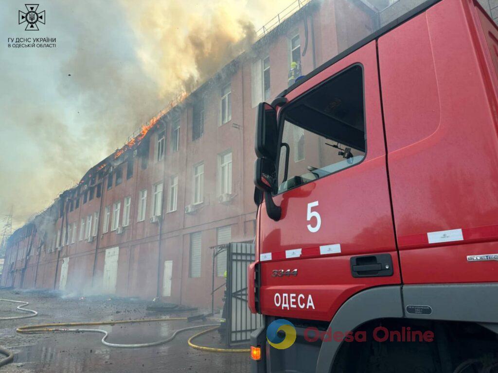 Масштабна пожежа в Одесі: на Пересипі зайнялася будівля заводу (фото, відео)