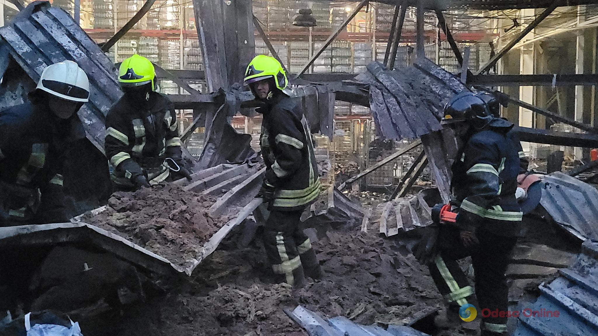 В Одесі внаслідок влучання «Калібру» у склад загинули люди, триває розбір завалів