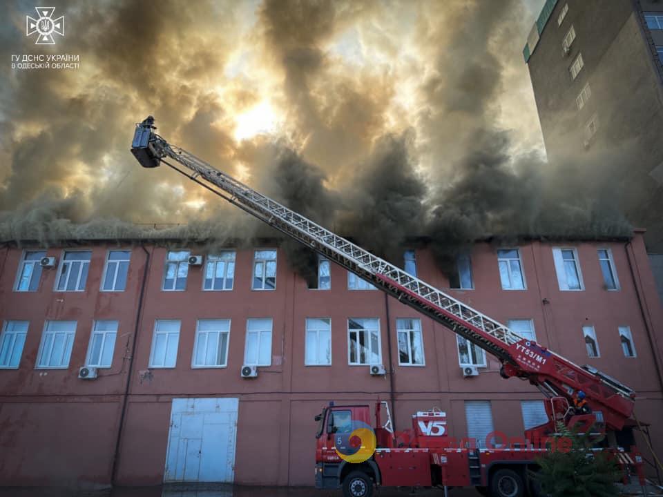 Масштабный пожар в Одессе: на Пересыпи загорелось здание завода (фото, видео)