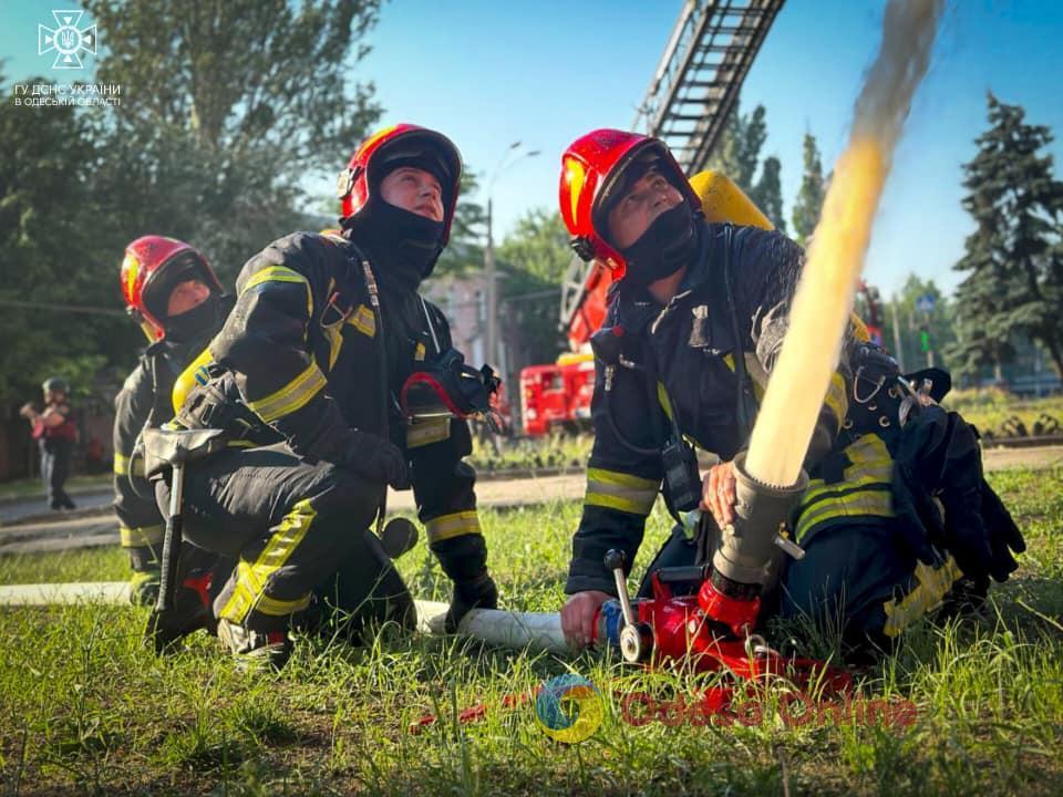 Масштабна пожежа в Одесі: на Пересипі зайнялася будівля заводу (фото, відео)