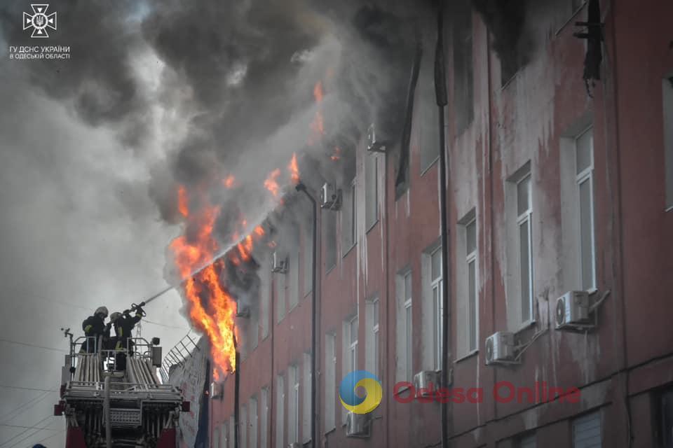 Масштабна пожежа в Одесі: на Пересипі зайнялася будівля заводу (фото, відео)