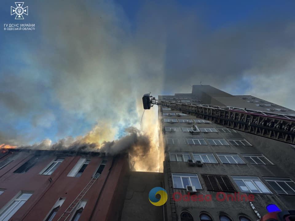 Масштабна пожежа в Одесі: на Пересипі зайнялася будівля заводу (фото, відео)