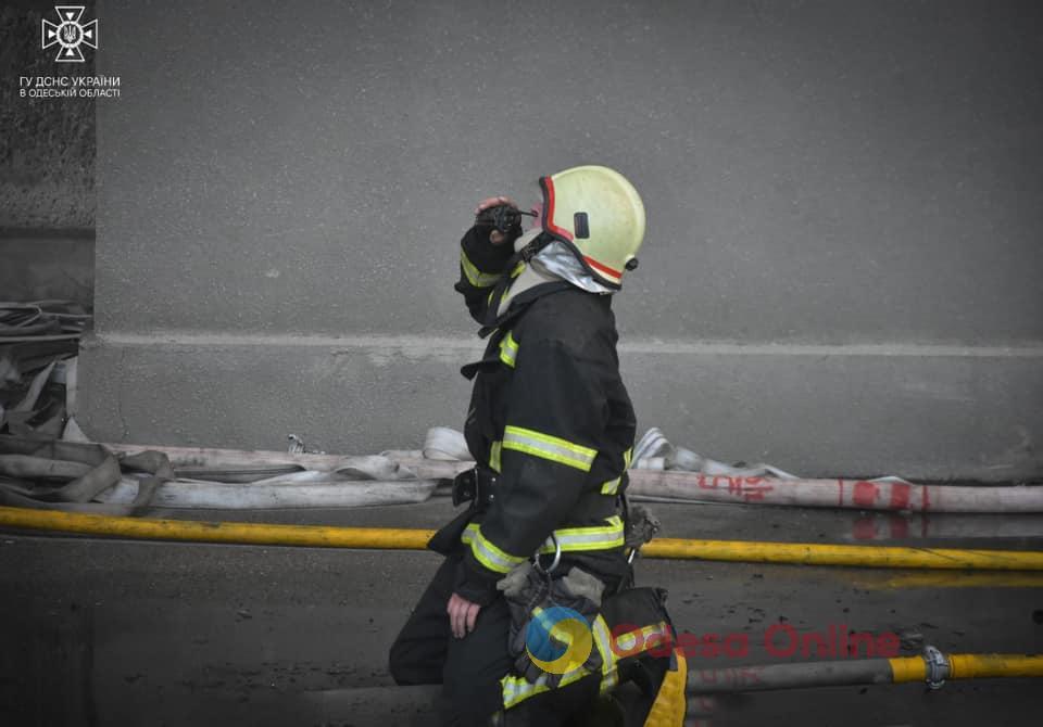 Масштабна пожежа в Одесі: на Пересипі зайнялася будівля заводу (фото, відео)