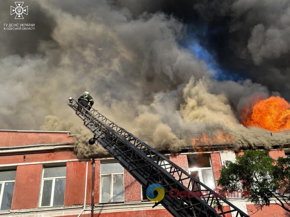 Масштабна пожежа в Одесі: на Пересипі зайнялася будівля заводу (фото, відео)