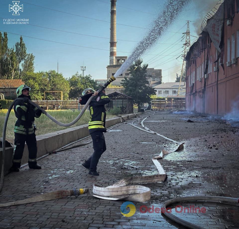 Масштабна пожежа в Одесі: на Пересипі зайнялася будівля заводу (фото, відео)