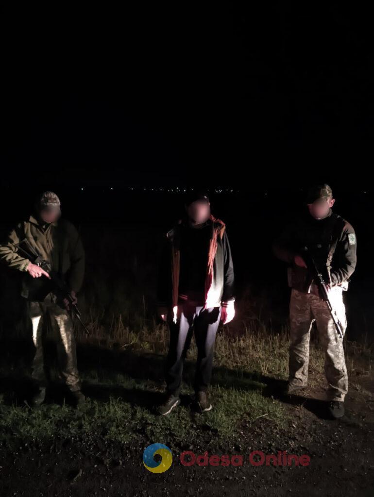 Одесские пограничники в течение суток задержали одного иностранца и двоих соотечественников
