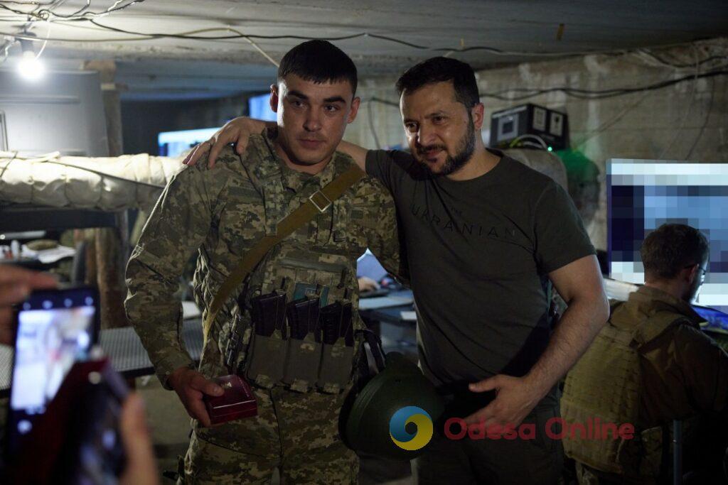 Зеленский наградил орденом «Золотая Звезда» заместителя командира батальона одесской бригады