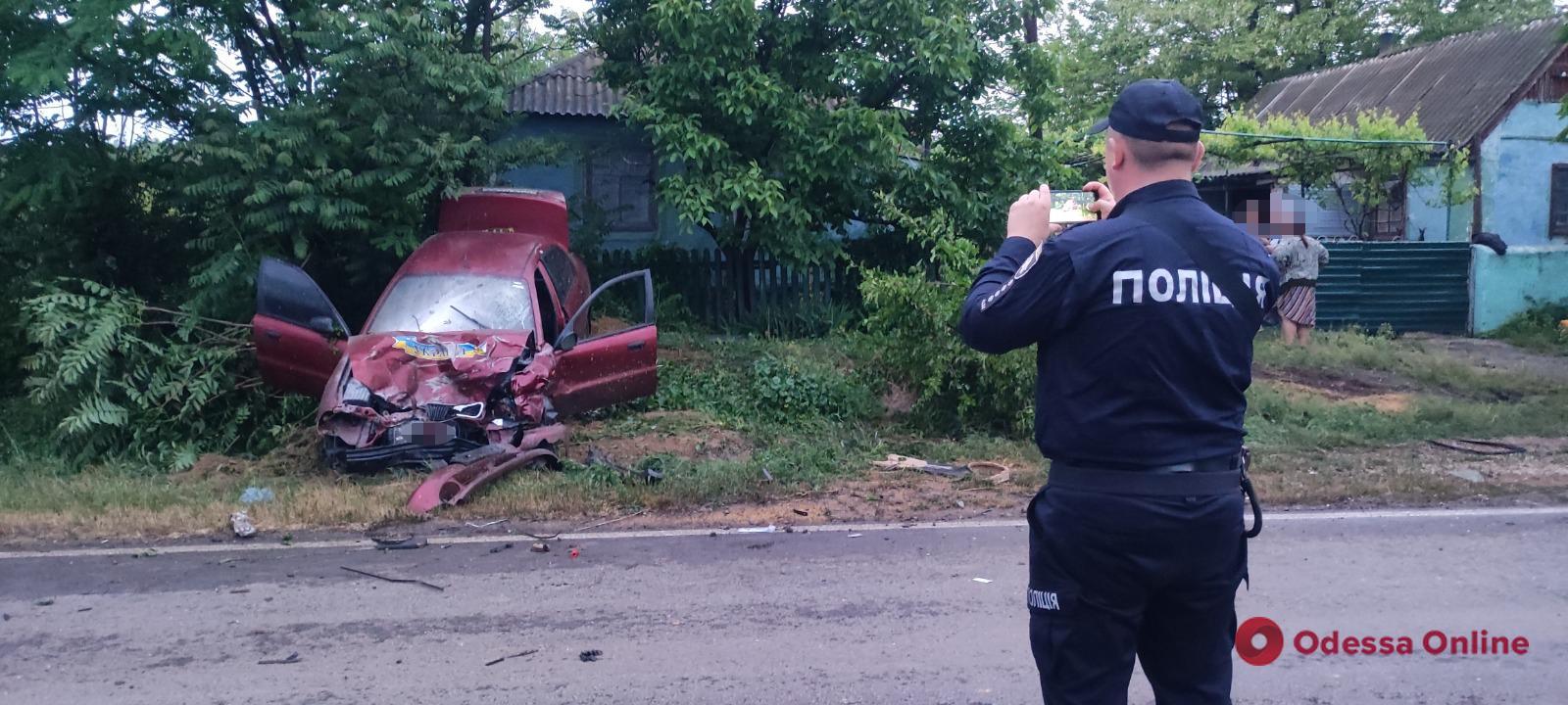 На Одещині поліцейський витягнув непритомного хлопця з палаючого авто