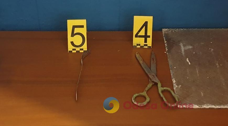 Без пояснення причин: мешканець Одеської області порізав ножицями та виделкою жінку та дитину