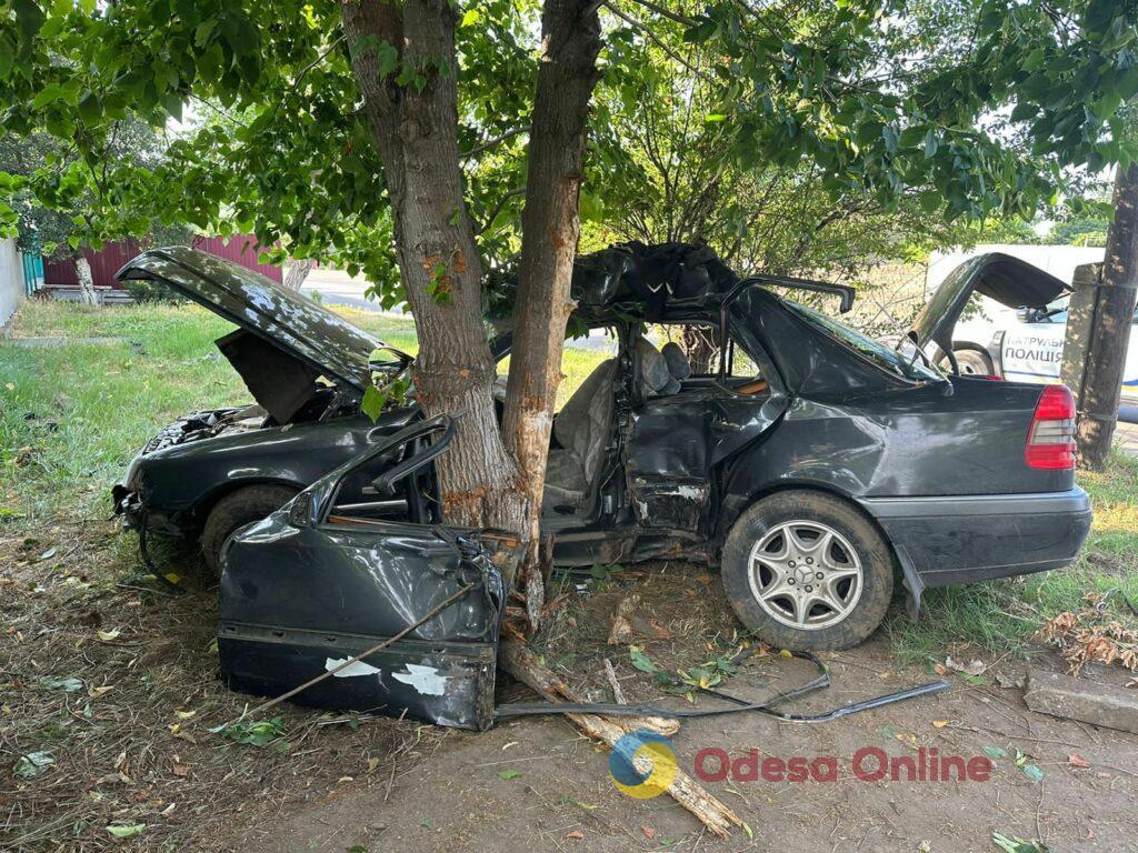 Mercedes въехал в столб и дерево, мужчина и подросток в реанимации: полиция сообщила подробности ДТП в Измаиле