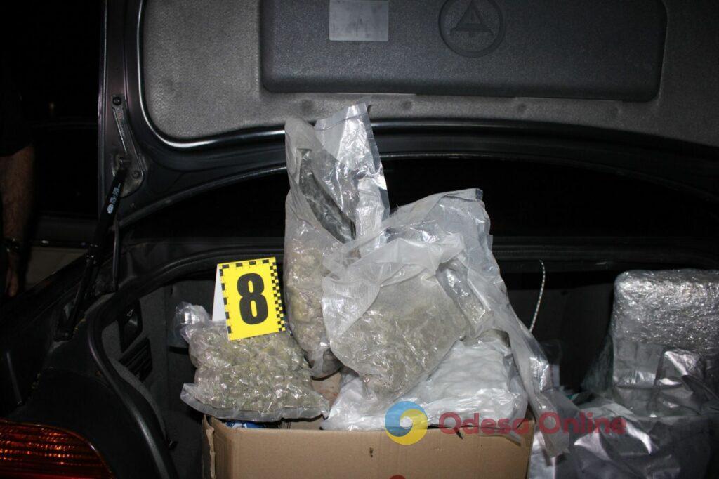 PVP, екстазі, ЛСД та гриби: одеські поліцейські виявили у зупиненому авто склад наркотиків