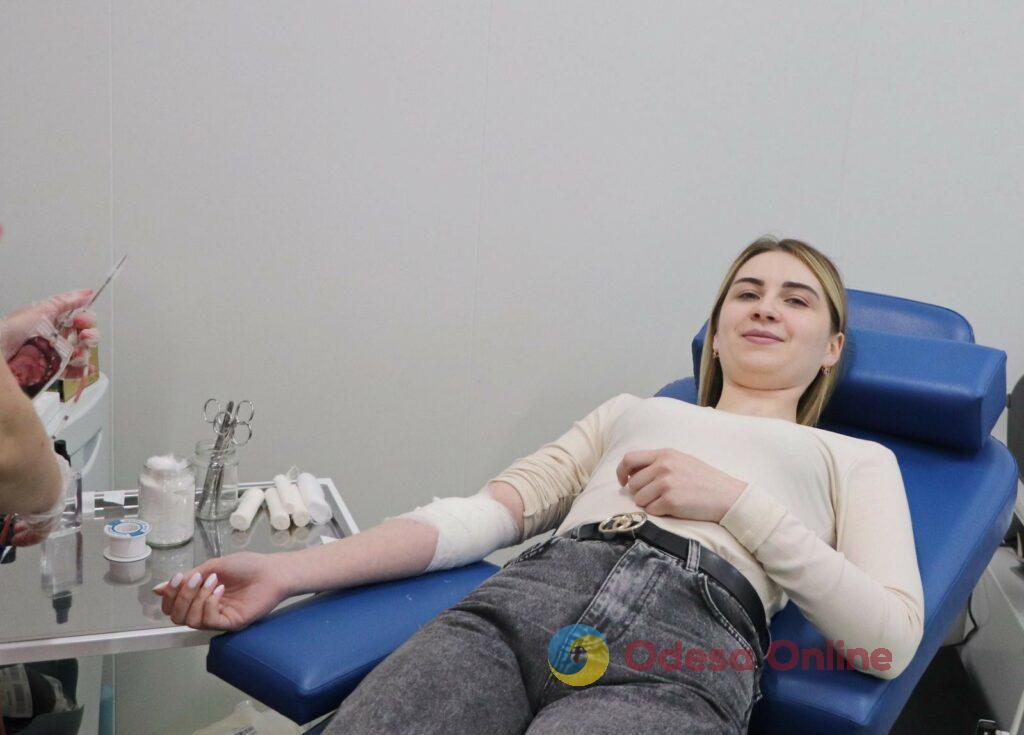 «Сдай кровь — спаси жизнь»: более 200 одесских медиков поделятся кровью с ранеными