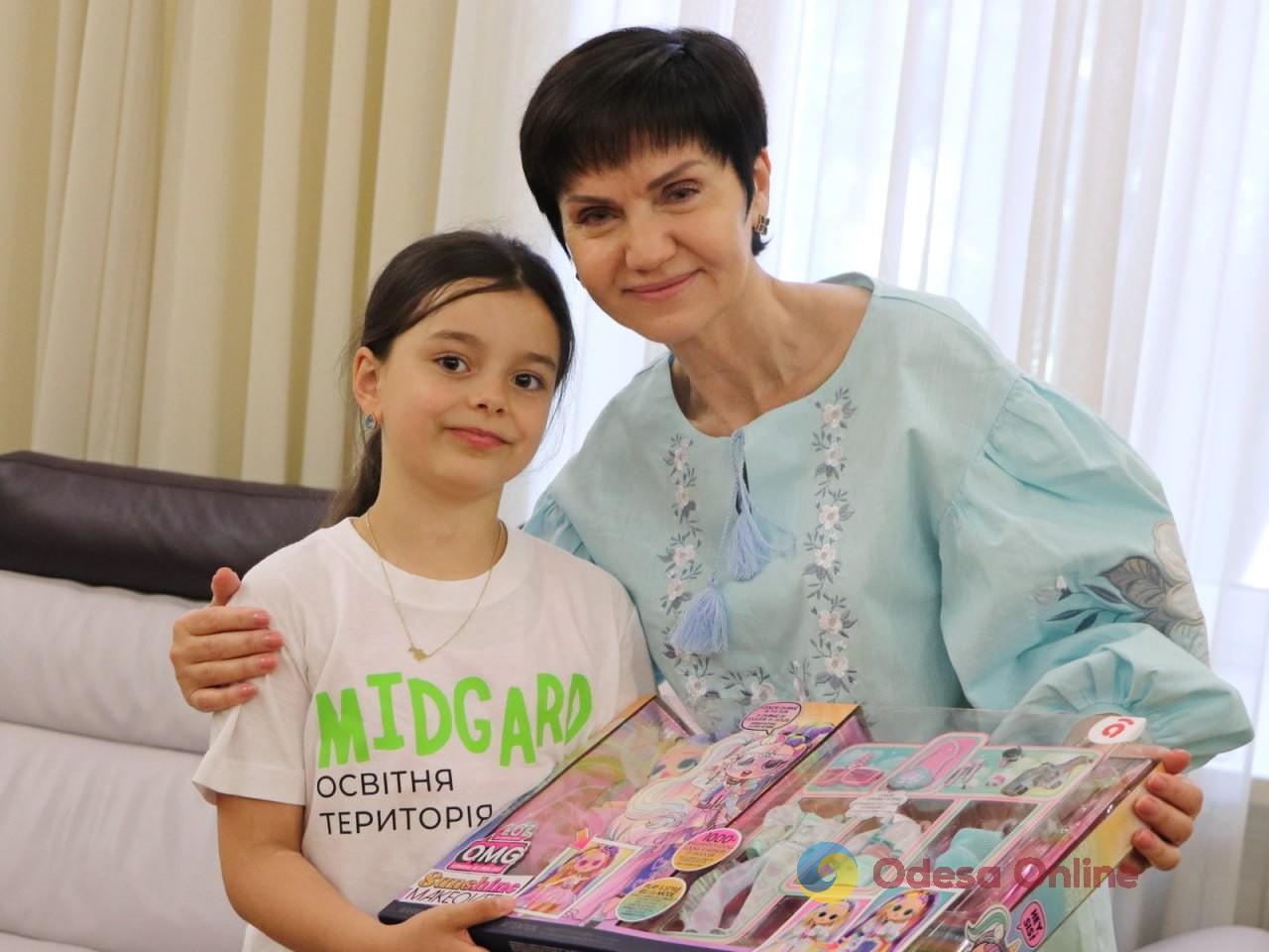 В Одесі привітали 7-річну Олександру Паскаль з перемогою на змаганнях з художньої гімнастики та вручили подарунки