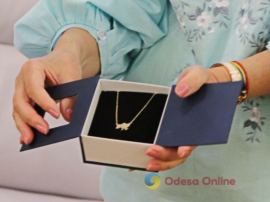 В Одесі привітали 7-річну Олександру Паскаль з перемогою на змаганнях з художньої гімнастики та вручили подарунки