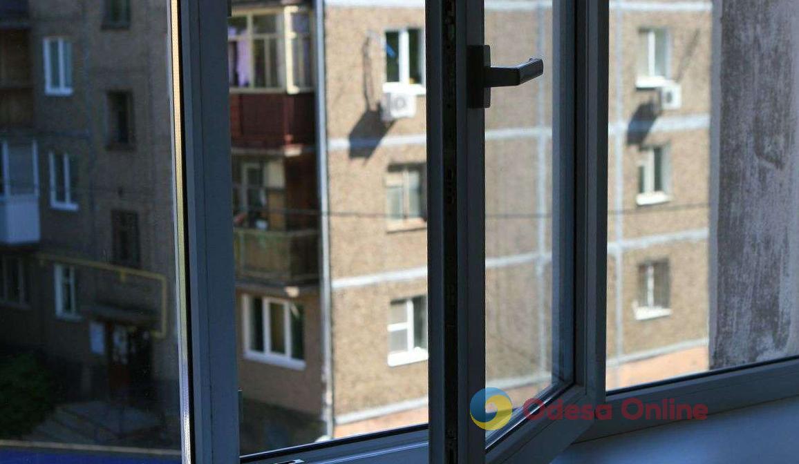 В Крыжановке четырехлетняя девочка выпала из окна третьего этажа