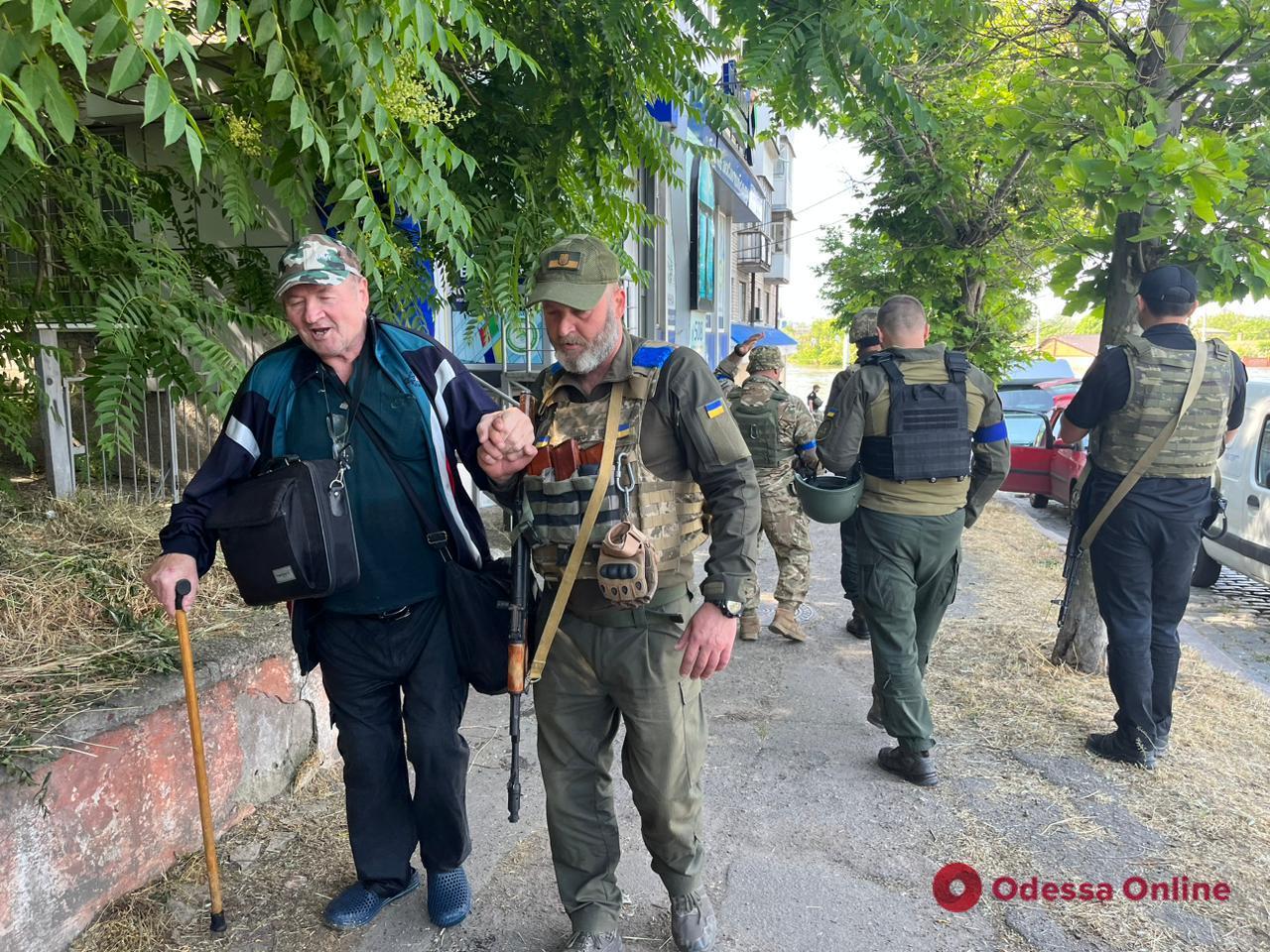 Нацгвардійці з Одеси забезпечують евакуацію на Херсонщині (фото)