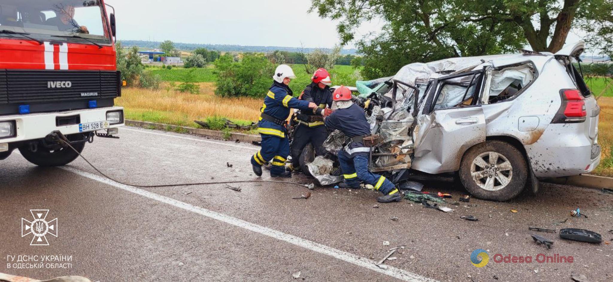 На трасі Одеса-Рені зіткнулися легковик та вантажівка – одна людина загинула, троє поранені
