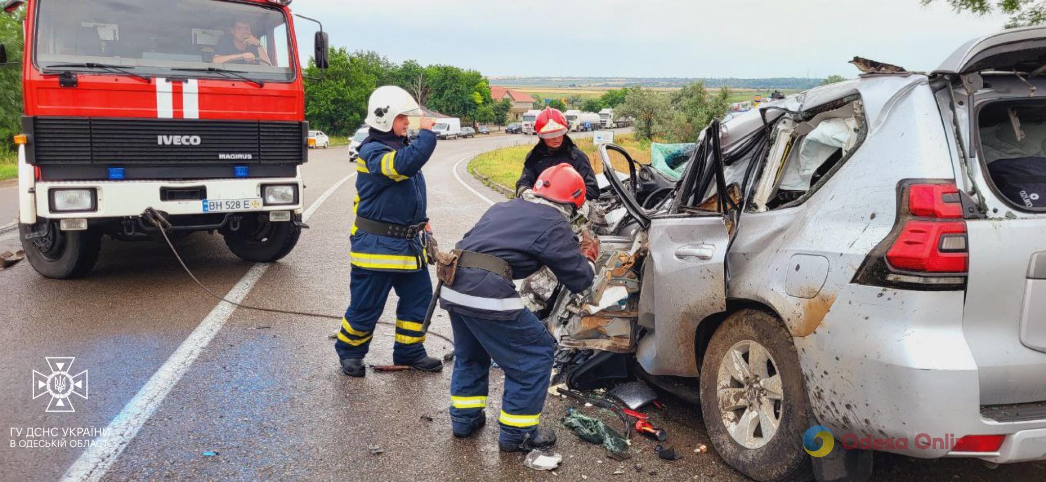 На трасі Одеса-Рені зіткнулися легковик та вантажівка – одна людина загинула, троє поранені