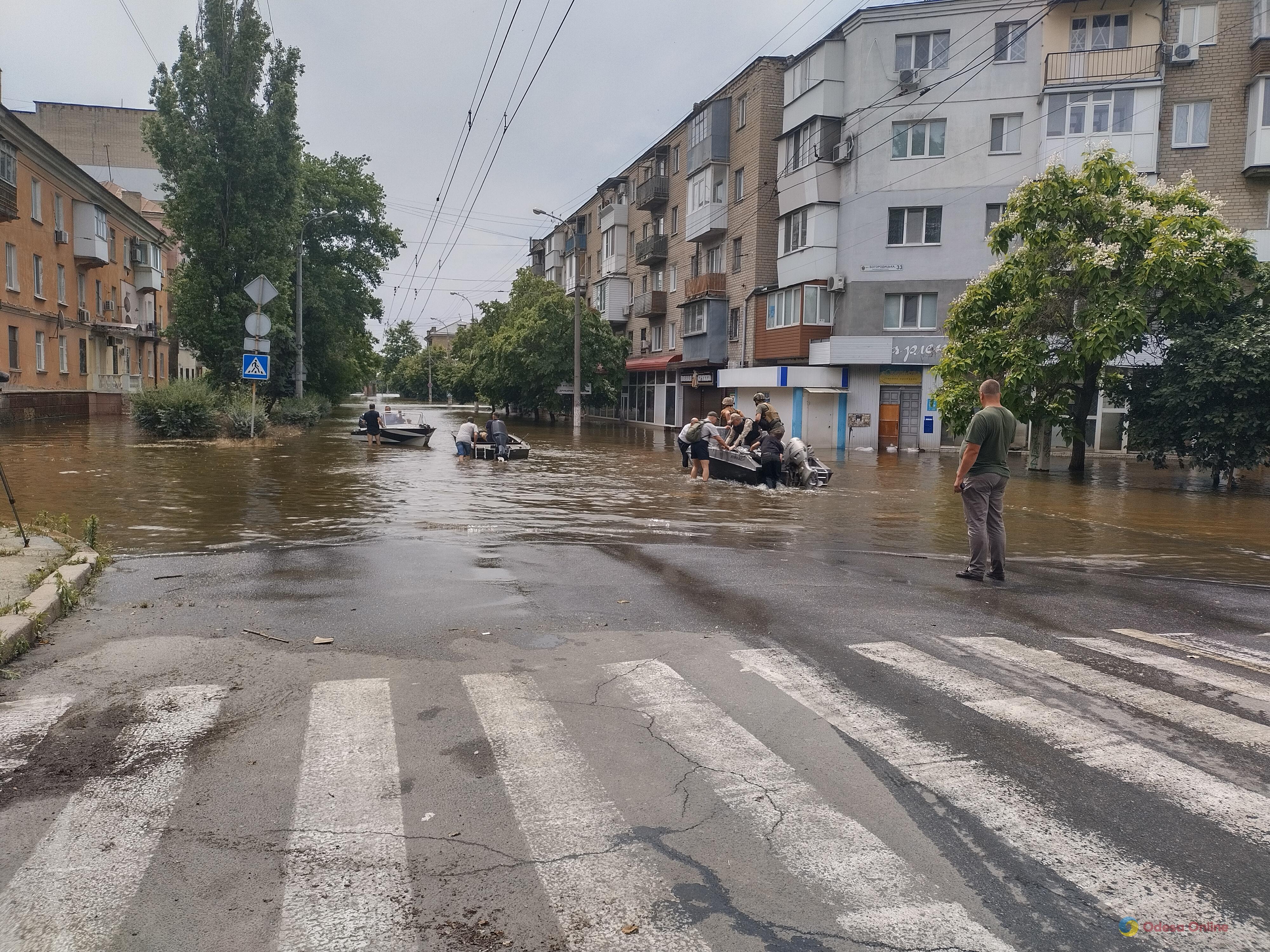 Затопленные улицы и эвакуация на лодках: как выглядит Херсон сегодня (фото, видео)