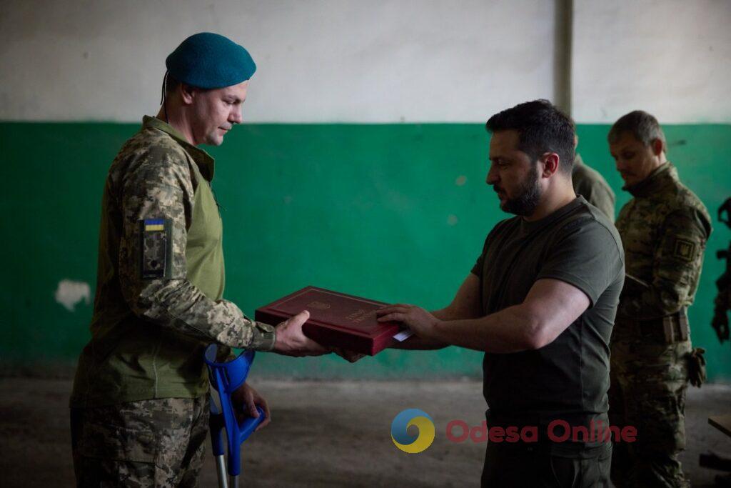 Зеленский наградил орденом «Золотая Звезда» заместителя командира батальона одесской бригады