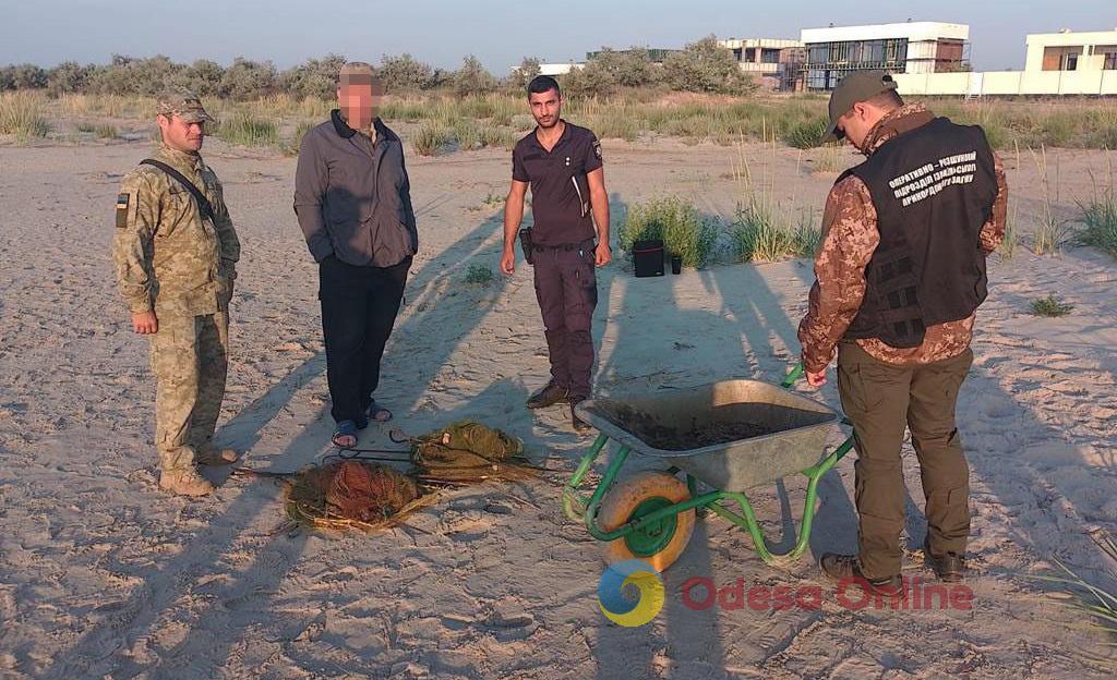 Ловил креветок, крабов и рыбу в зараженном море: в Измаильском районе задержали браконьера