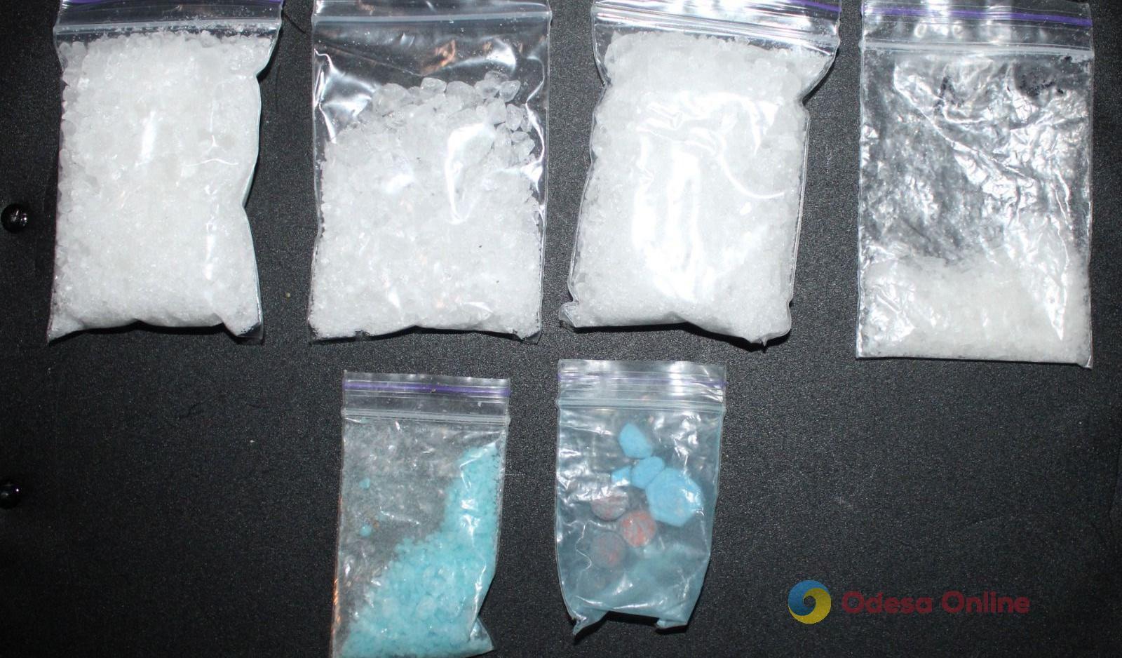 PVP, экстази, ЛСД и грибы: одесские полицейские обнаружили в остановленном авто склад наркотиков