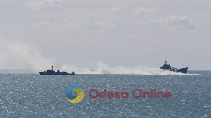 В Черном море маневрируют 12 вражеских кораблей, среди которых 2 ракетоносителя