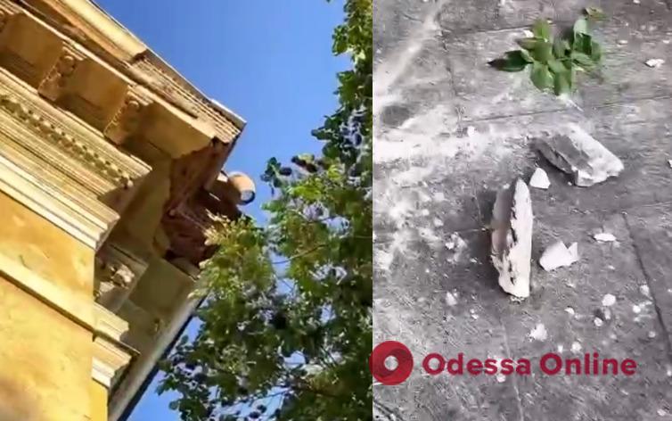 В центре Одессы возле Горсада обрушился фрагмент карниза (видео)