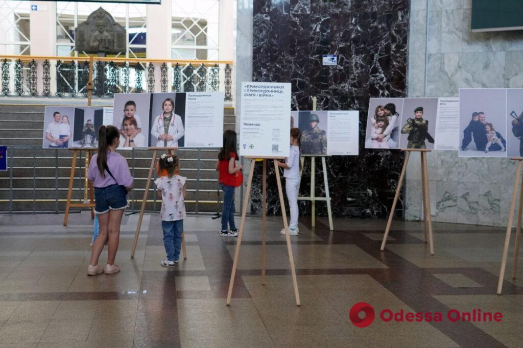 «Прикордонники і прикордонниці: сімʼя і війна»: в Одесі на залізничному вокзалі відкрили фотовиставку (фоторепортаж)