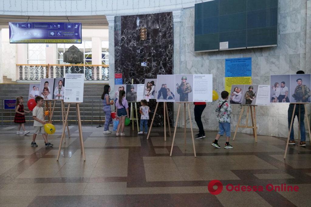 «Пограничники и пограничницы: семья и война»: в Одессе на железнодорожном вокзале открыли фотовыставку (фоторепортаж)
