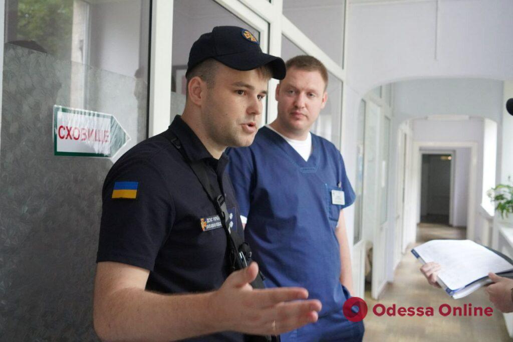В одному із медзакладів Одеси відмовилися відкрити укриття для перевірки — «бо вихідний день» (фото, відео)