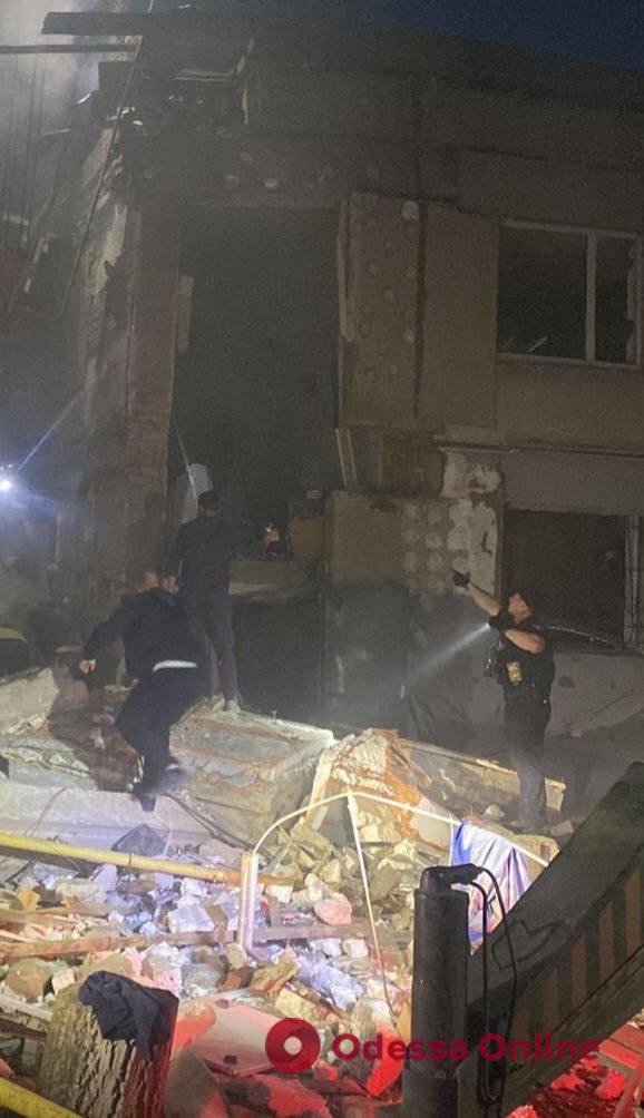 Оккупанты ударили по двухэтажке в пригороде Днепра, под завалами есть люди