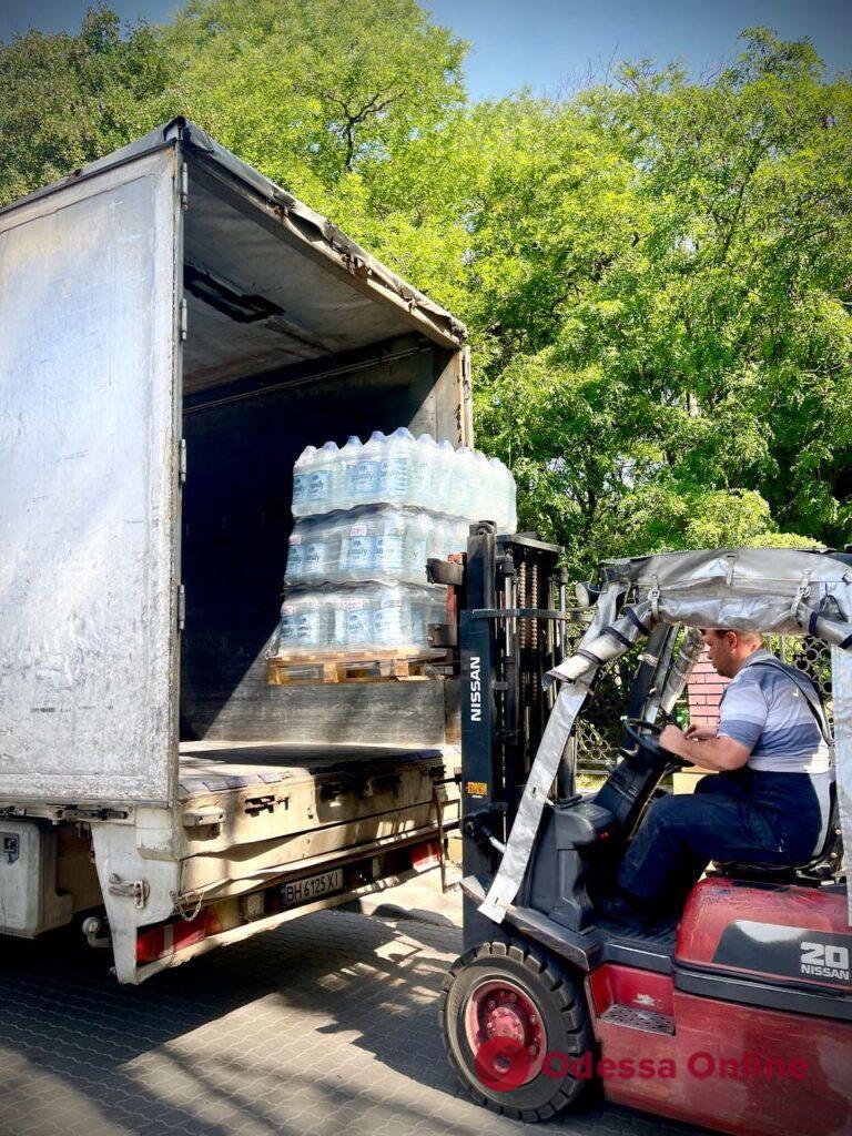 Из Одессы в Херсонскую область отправили экипажи с двумя помпами для откачки воды и фуру с питьевой водой