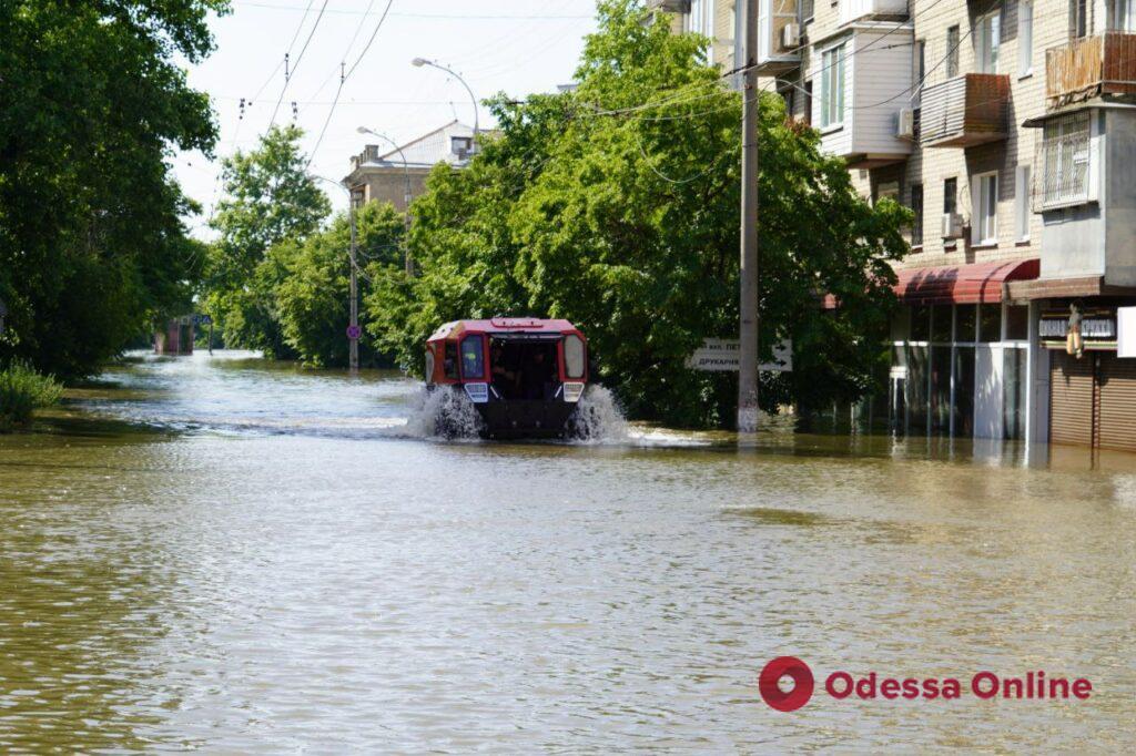 «Хто вцілів після обстрілів, той лишився майна після потопу»: на Херсонщині триває евакуація (фоторепортаж)