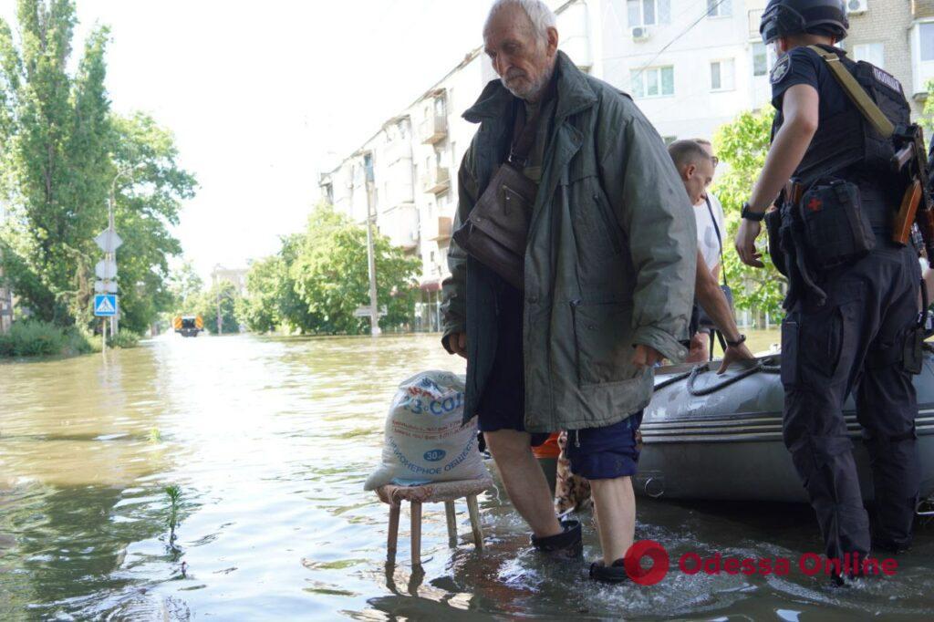 «Хто вцілів після обстрілів, той лишився майна після потопу»: на Херсонщині триває евакуація (фоторепортаж)