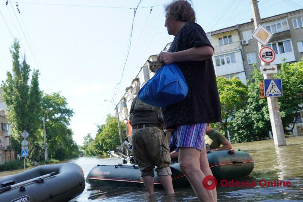 «Хто вцілів після обстрілів, той лишився майна після потопу»: на Херсонщині триває евакуація (фоторепортаж)