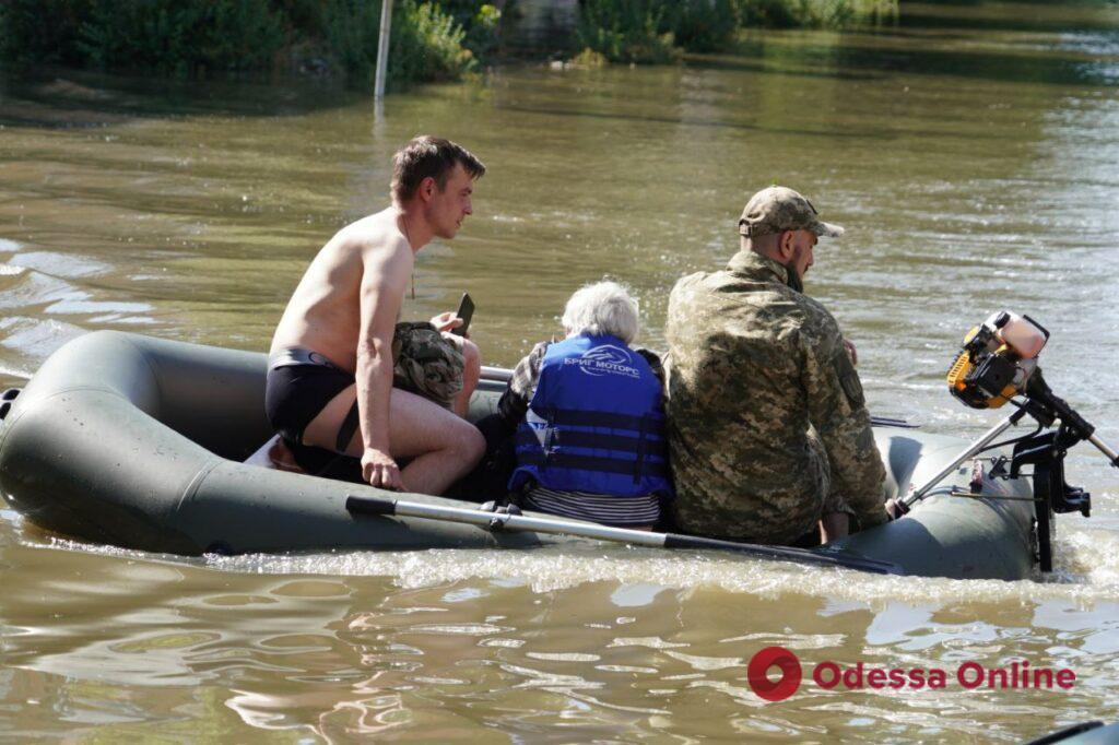 «Хто вцілів після обстрілів, той лишився майна після потопу»: на Херсонщині триває евакуація (фоторепортаж)