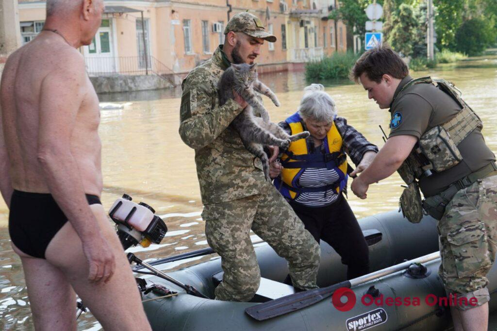 «Хто вцілів після обстрілів, той лишився майна після потопу»: на Херсонщині триває евакуація (фоторепортаж)