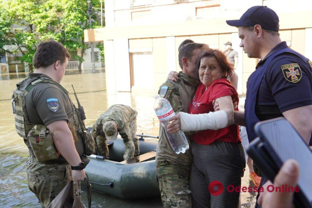 «Хто вцілів після обстрілів, той лишився майна після потопу»: на Херсонщині триває евакуація (фоторепортаж)