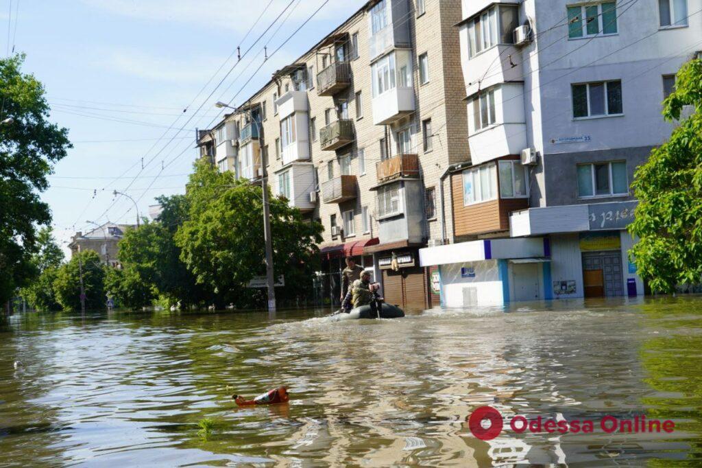 «Хто вцілів після обстрілів, той лишився майна після потопу»: на Херсонщині триває евакуація (фоторепортаж)