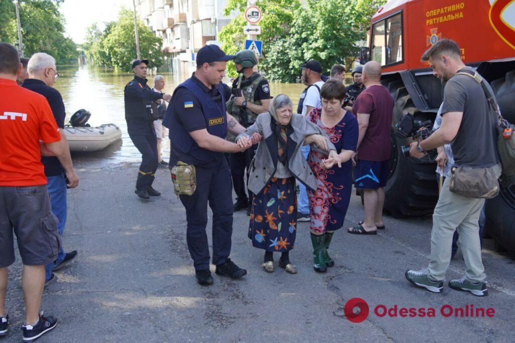 «Хто вцілів після обстрілів, той лишився майна після потопу»: на Херсонщині триває евакуація (фоторепортаж)