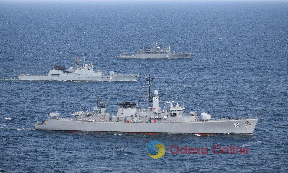 В Черном море дежурят 12 вражеских кораблей
